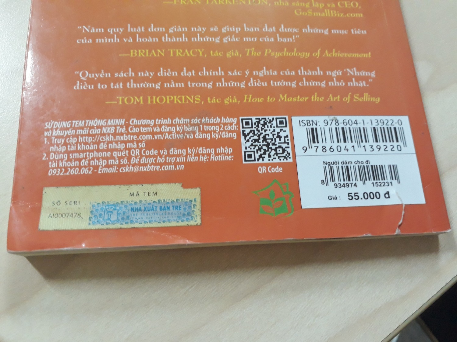 - Sách mình nhận là sách cũ, đã qua sử dụng, sách vừa vừa rách. Mình không thể nào tin được tiki lại giao cho mình 1 cuốn sách như vậy. Chẳng lẽ tiki không kiểm tra hàng, đóng gói trước khi giao cho khách sao? Hay là tại vì mình mua hàng giảm giá nên giao thế nào cũng được??? Mới mua hàng lần đầu mà đã gặp 1 vố như thế này thì làm sao mua tiếp được. 
Mong tiki vui lòng nhận lại hàng để đổi sản phẩm mới hoặc hoàn lại tiền cho mình. Xin cảm ơn!