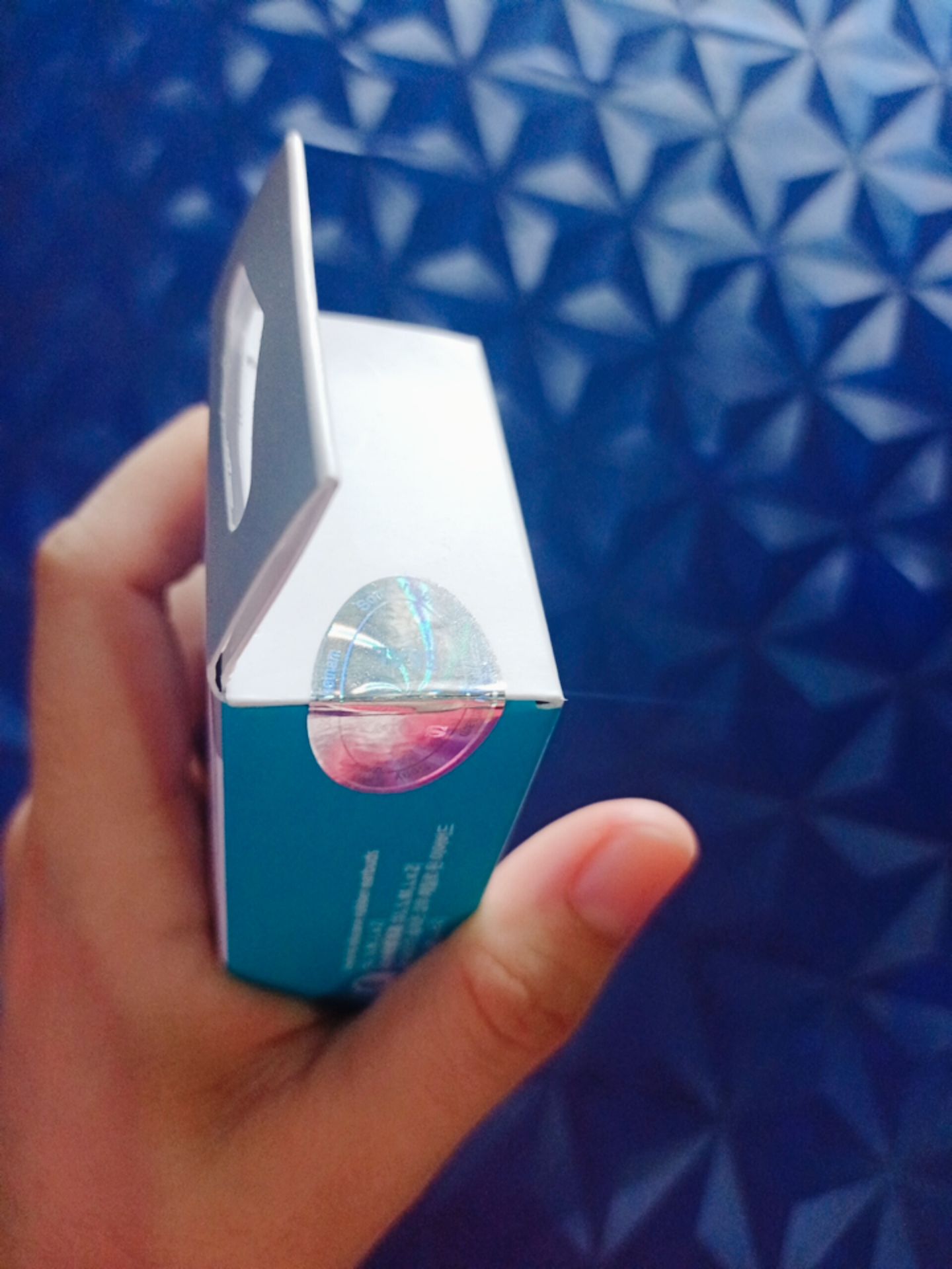 1. Tiki giao hàng nhanh nào giờ mình không bàn tới nữa nhưng vẩn ưng xỉu
2. Hàng mới, mới, mới huhu điều quan trọng nói 3 lần! Mình tưởng đâu mua về dạng hộp nhựa phèn như mấy tai nghe khác thui, ai dè có hộp dán tem các thứ quá trời ưng, đã thế còn là hàng mới xuất kho, cộng 10 điểm
3. Được kèm thêm 3 bộ mút nhét tai, cộng 10đ nữaaaaa
4. Chọn màu xanh ngọc là đúng đắn vì nó đẹp vl áu áu đặt đâu cũng không sợ kiếm không ra =))
5. Thiết kế tai nghe đeo vào tai chắc chắn, không rớt được, nhưng chất lượng âm thanh với mình thì bình thường, mà thôi có cái nghe là dc rồi =))
Dị đó xong 1 bài review chân thực từ mình =)) 1. Tiki giao hàng nhanh nào giờ mình không bàn tới nữa nhưng vẩn ưng xỉu
2. Hàng mới, mới, mới huhu điều quan trọng nói 3 lần! Mình tưởng đâu mua về dạng hộp nhựa phèn như mấy tai nghe khác thui, ai dè có hộp dán tem các thứ quá trời ưng, đã thế còn là hàng mới xuất kho, cộng 10 điểm
3. Được kèm thêm 3 bộ mút nhét tai, cộng 10đ nữaaaaa
4. Chọn màu xanh ngọc là đúng đắn vì nó đẹp vl áu áu đặt đâu cũng không sợ kiếm không ra =))
5. Thiết kế tai nghe đeo vào tai chắc chắn, không rớt được, nhưng chất lượng âm thanh với mình thì bình thường, mà thôi có cái nghe là dc rồi =))
Dị đó xong 1 bài review chân thực từ mình =))