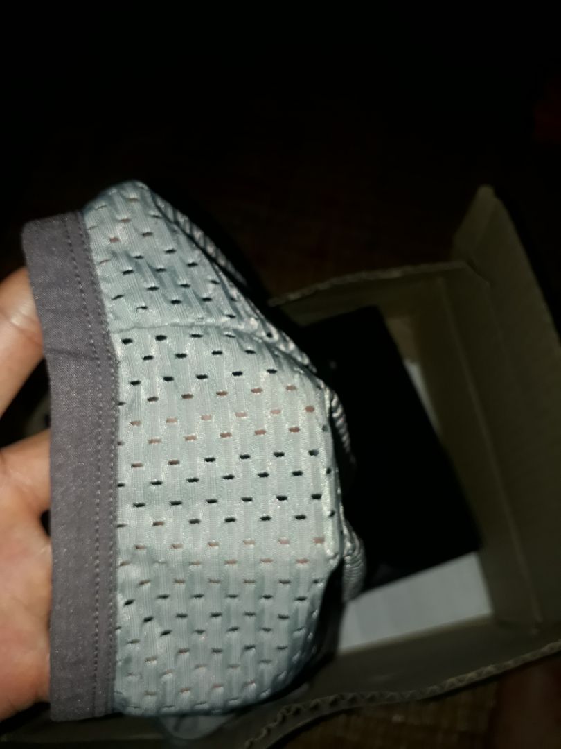 nhận hàng đã sử dụng 1 thời gian cảm thấy rất tốt. quần mặc rất sướng thoải mái, thoáng khí, vải giặt không bị xù. nói chung chất lượng rất ổn so với giá. sản phẩm trong hộp như hình có tặng kèm tất. tiki đóng gói cẩn thận. giao hàng nhanh. nói chung nếu thích sự thoáng mát thoải mái thì mặc cái này là quá tốt.