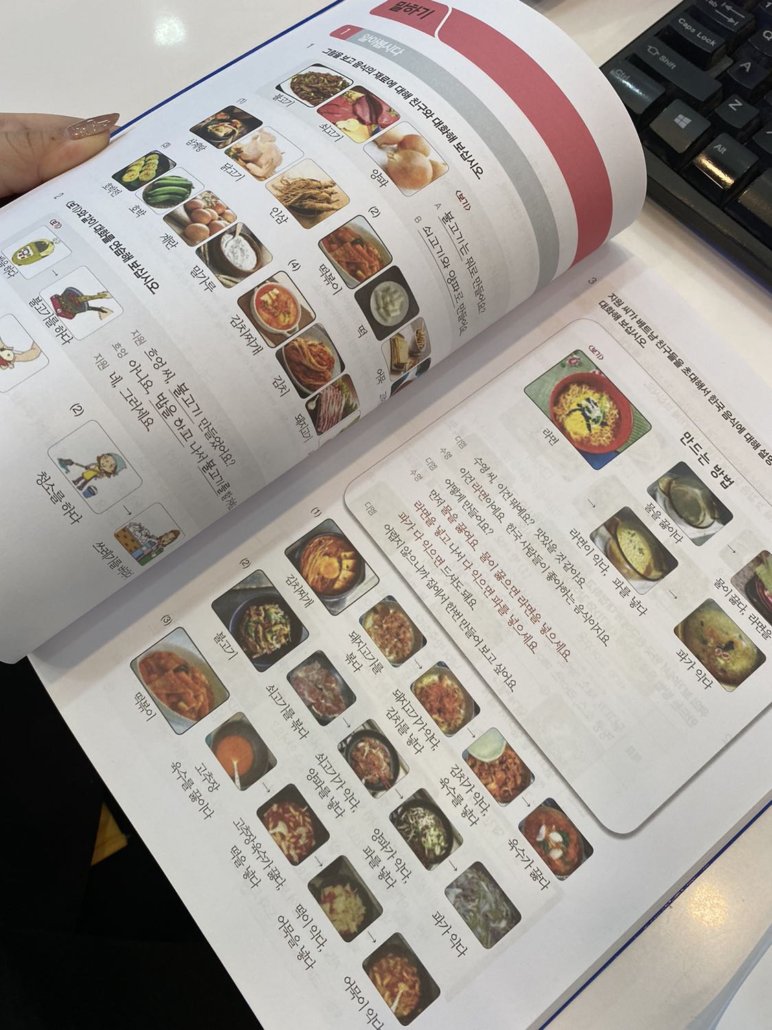 Sách to dã man :)) nhìn đã mắt. Màu sắc ổn. Nhưng mà ở đơn hàng có ghi là có thể có bọc sách mà lúc nhận về lại k có. Buồn!!!