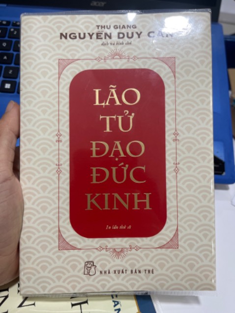 Bản dịch này chung chung chưa sát văn của Lão Tử, đọc giả yêu thích có thể tham khảo bản dịch của Thu Giang - Nguyễn Duy Cần.

Diễn dịch vào vấn đề và chất văn “vô vi” không cao ngạo tự sướng!