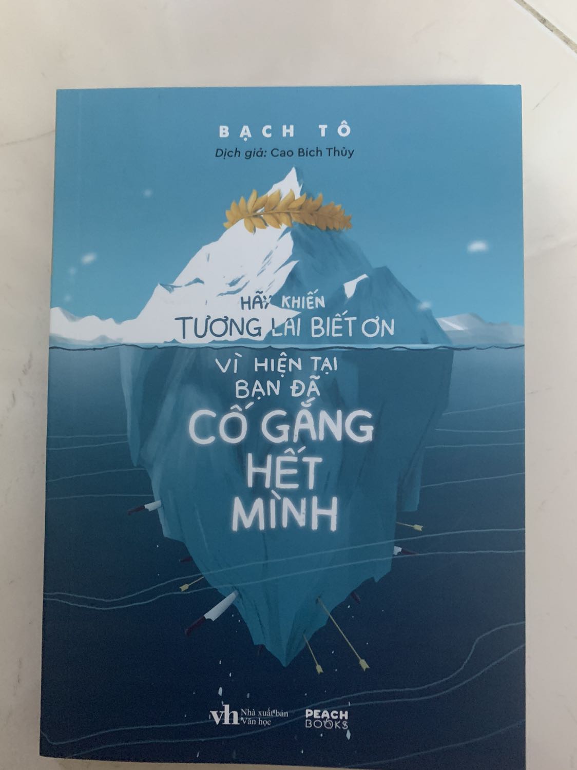 / Mình mua trg đợt 6/6 giá khá mềm. Sách mới hoàn toàn, đóng gói chắc chắn. Có điều giao hàng hơi lâu chắc do có quá nhiều ng săn sale vào 6/6
mình đã đọc tới chương 4 là chương cuối của sách. Về nội dung, đây là 1 cuốn sách truyền cảm hứng mang tính tích cực. Mỗi câu chuyện Bạch Tô kể ngắn gọn nhưng đầy ý nghĩa.