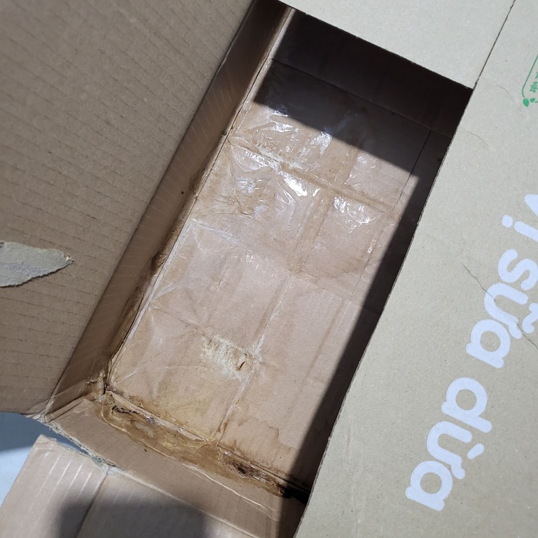 hàng giao thì lâu. thùng sữa thì k bk bị gì dính tùm lum thấy ghê. phải bỏ quá trời hộp. cái gì rích quá trời lại đen nâu . trong thùng thì bấy nhày ghê quá. bán hàng k có tâm . cái thùng bị lũng lỗ . sữa thì có hộp k còn 1mieng trong hộp. màu gì nâu nâu dính trong hộp quá trời thấy ghê . tệ quá