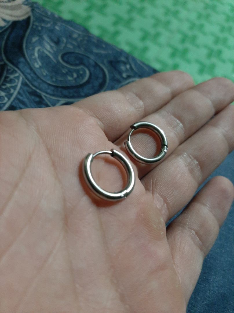 thiết kế 2 chiếc cùng kích cỡ nhưng có 1 chiếc lỏng và kích cỡ vòng ngoài dài hơn chiếc kia thiết kế 2 chiếc cùng kích cỡ nhưng có 1 chiếc lỏng và kích cỡ vòng ngoài dài hơn chiếc kia