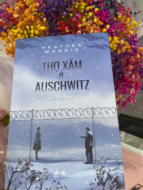 Thợ xăm ở Auschwitz là câu chuyện được viết qua lời kể của một người Do Thái Slovak, người đã tình nguyện lên đường tới Auschwitz để cứu sống gia đình mình, người may mắn sống sót qua những tháng ngày khủng khiếp tại trại tập trung Auschwitz – Lale Sokolov. Câu chuyện được viết với giọng văn trần thuật khá lạnh lùng, không để lộ cái phẫn uất của người kể chuyện. Nhưng chính những việc đã diễn ra ở nơi là hiện thân của địa ngục trần gian, nơi con người không được coi là con người đã đủ vạch trần tất cả.
 Ở "Thợ xăm ở Auschwitz "có xác chết, có những chiếc lò hỏa thiêu, có trại tập trung và có sự tàn nhẫn đến tột cùng khi mạng sống của con người ta chỉ bị coi như cỏ rác. Nào ai có thể ngờ được khi một ngày đẹp trời bị đưa lên tàu chở tới một nơi xa lạ và bị đày đọa tới nỗi con người ta thà chọn cách kết liễu cuộc đời mình. Ở nhà tù khủng khiếp ấy, những người bị bắt bị tước đoạt mọi thứ ngay cả chính cái tên, chỉ duy nhất được xác định danh tính bằng một dãy số xăm trên tay. Và ở đấy, con người phải chiến đấu chỉ để được sống, dù là từng ngày một.
Và cũng chính ở nơi kinh khủng ấy cũng đã có một tình yêu tồn tại, để chở che, để thắp sáng linh hồn cho nhau ở nơi vực thẳm trần gian đầy một màu sắc tang tóc và u ám này. Thứ tình yêu ấy đã cho hai con người động lực và niềm tin cũng như sức mạnh để đi tiếp. Và đó không đơn thuần là câu chuyện về tình yêu nảy nở giữa tình cảnh ngặt nghèo, giữa một nơi chết chóc của Lale và Gita mà nó còn là câu chuyện về nhân tính, về tình thương giữa những con người xa lạ bất đắc dĩ bị đẩy vào cùng một cảnh ngộ, là một bản cáo trạng tuy không trực diện nhưng cũng phũ phàng và choáng váng đối với nạn diệt chủng người Do Thái.