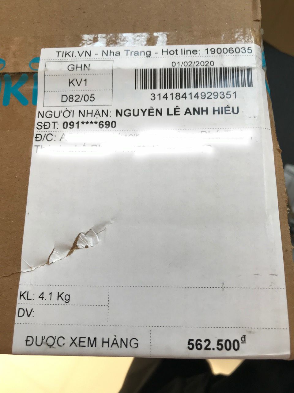 Tôi thật sự không hiểu vì sao Tiki để giá bán sản phẩm này là 513.989đ với chú thích "Giá sản phẩm trên Tiki đã bao gồm thuế theo luật hiện hành". Vậy mà trong hoá đơn Tiki đã nâng giá sản phẩm lên thành 535.714đ và tiếp tục cộng thêm thuế ra tổng tiền tôi phải trả là 562.500đ?! Là một khách hàng thân thiết của tiki tôi cảm giác như mình đã bị *** và mất niềm tin, mong tiki phản hồi thoả đáng về vấn đề này, xin cám ơn!