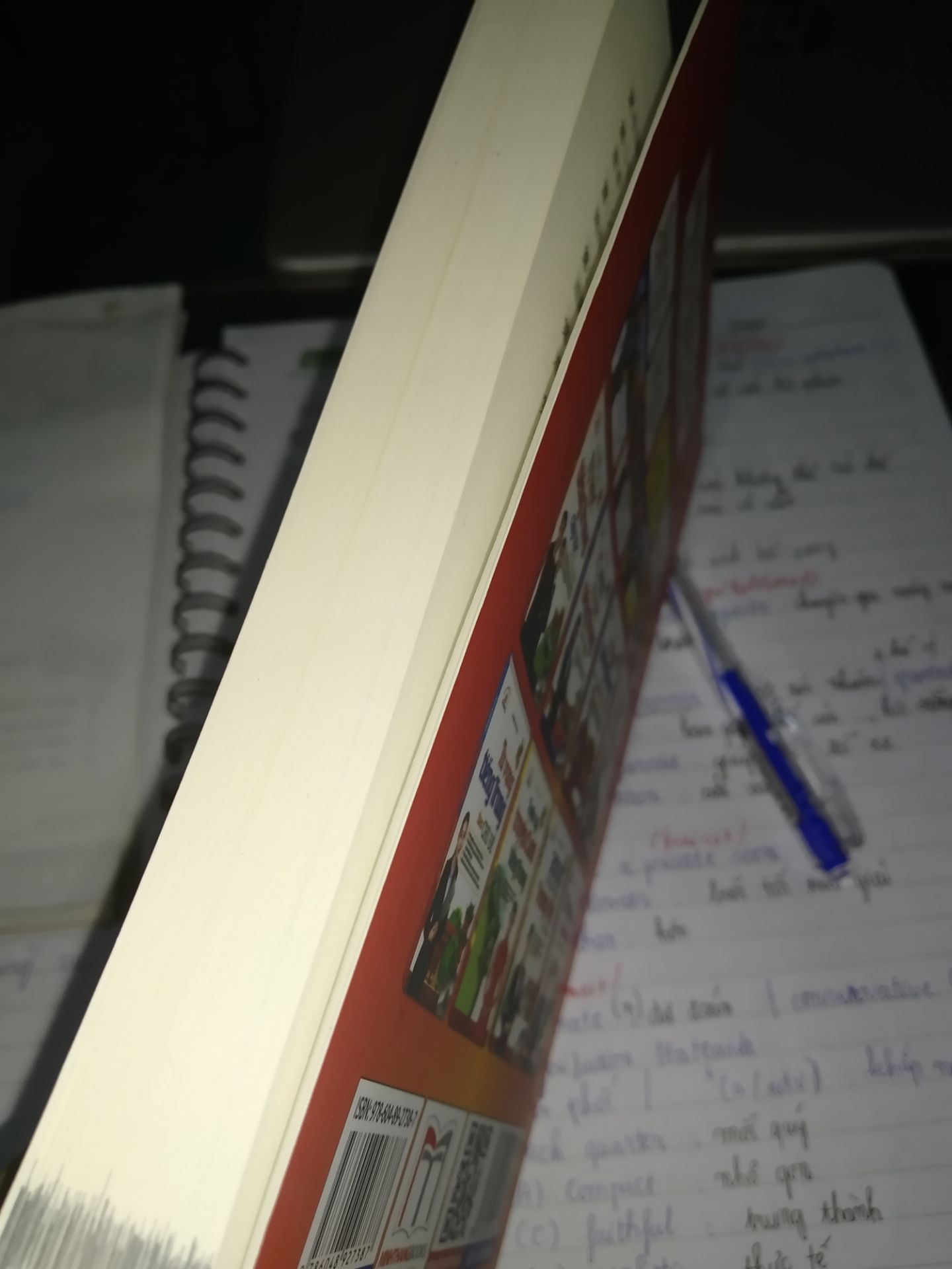 Xem bình luận nhiều quyển thấy khách nhận sách xấu và hư nhiều nên cũng hơi lo nhưng vì sale nên đành liều. Không ngờ nhận thấy sách rất oke luôn, sách mới. thơm, hơi bụi thôi. Giao hàng tiki now nên rất nhanh nữa.
Quyển sách này phù hợp với những bạn đã biết sơ lược về âm tiết cũng như thanh điệu của tiếng trung. Sách viết rất rõ ràng, không có đĩa kèm nhưng trên youtube có file nge. Nên mua ạ