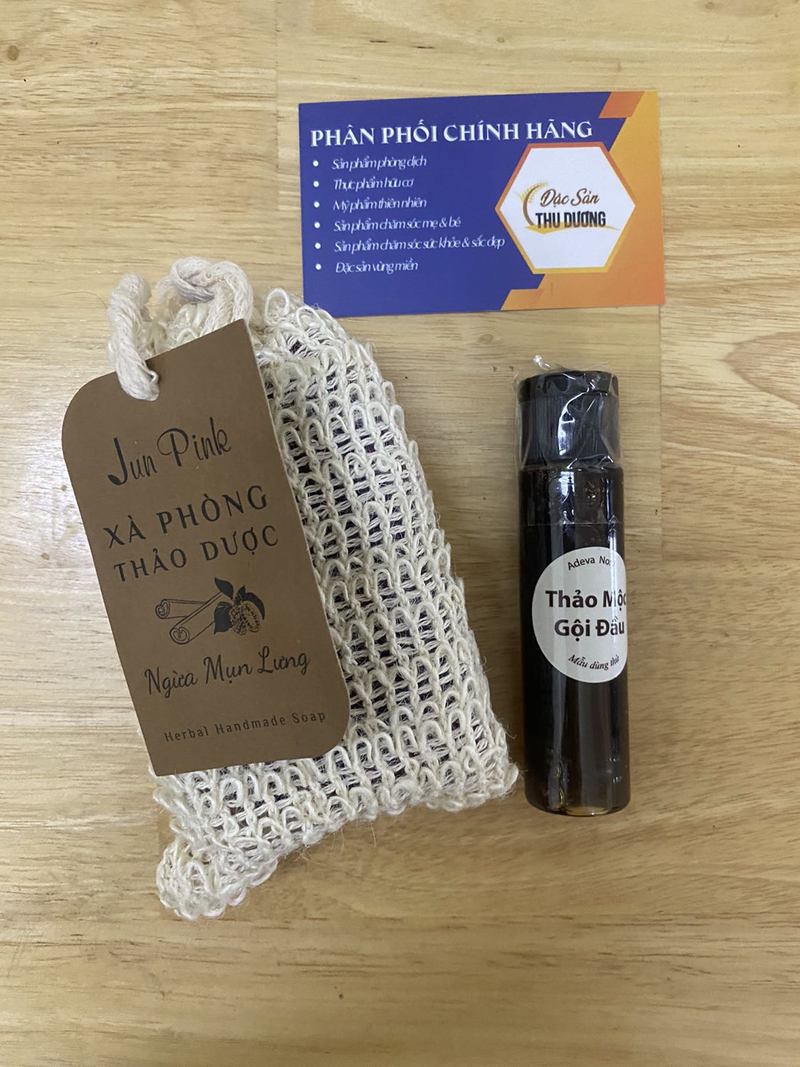 Nhận hàng ưng lắm ạ. Đóng gói cẩn thận, có cả thư cảm ơn và hướng dẫn sử dụng. Mùi xà phòng thơm, được tặng kèm 1 chai dầu gội thảo mộc bé xinh nữa. Chắc chắn sẽ trở lại mua hàng của shop. Chúc shop buôn nay bán đắt nhé.