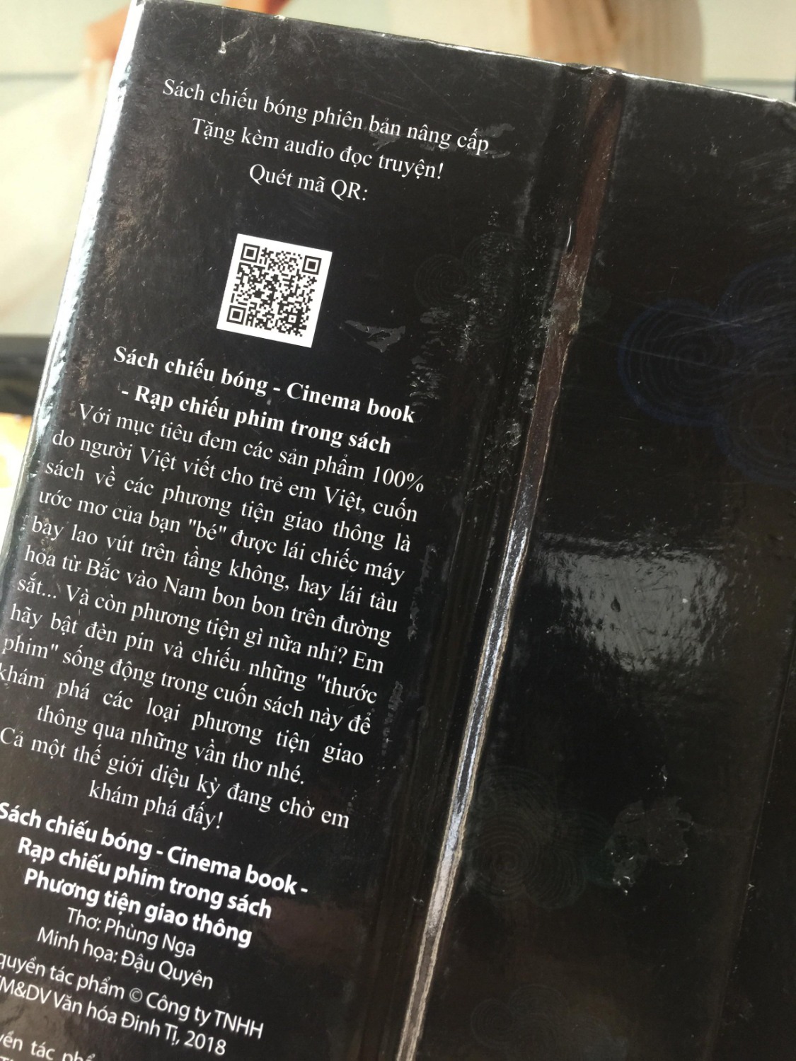 Bìa sách có hơi bẩn nhưng Tiki đã tặng mình code 5% và báo lỗi lưu kho ^^ Bên trong thì vẫn đẹp (như hình mình chụp). Cháu trai mình rất thích các loại phương tiện giao thông nên phải mua cuốn này về cho cậu chàng ngay. Mình đã từng mua sách chiếu bóng của Đinh Tị rồi nên không cần bàn thêm về chất lượng nữa, chỉ review để giới thiệu sách tới các bố mẹ thôi ạ :D