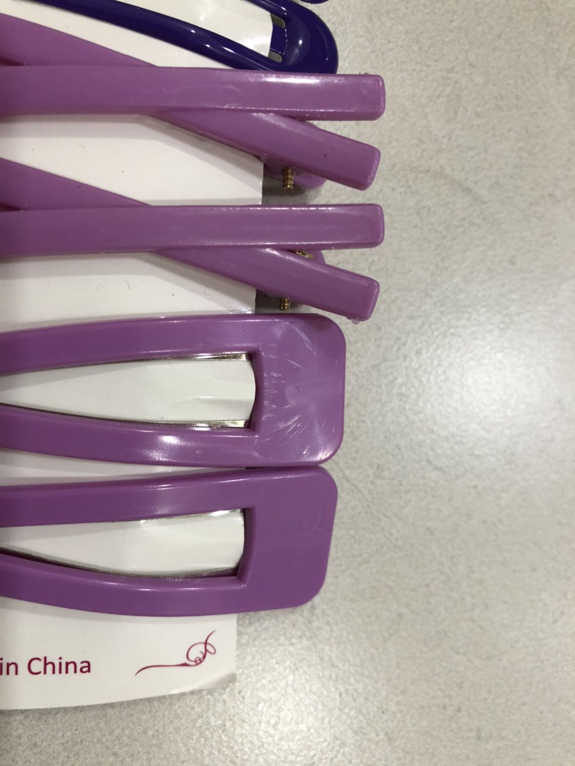 Sp có mẫu mã giống như hình nhưng chất liệu bên ngoài không giống lắm. 4 cây màu tím nhạt nhìn là ko muốn sử dụng. 
2 cây kẹp bật màu tím nhạt bị trầy trụa khá nhiều.
Tôi muốn trả lại Sp. Sp có mẫu mã giống như hình nhưng chất liệu bên ngoài không giống lắm. 4 cây màu tím nhạt nhìn là ko muốn sử dụng. 
2 cây kẹp bật màu tím nhạt bị trầy trụa khá nhiều.
Tôi muốn trả lại Sp.