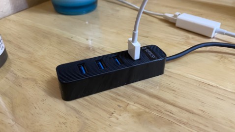 Đóng hộp chắc chắn, rất ưng.
Ấn tượng ban đầu với sản phẩm rất tốt. Cắm vào MacBook Pro 2015, nối với iPhone 12 nhận OK dù cái cổng gốc của MBP hơi chập chờn nếu cắm trực tiếp (chính vì thế tôi mua hub có nối nguồn phụ để phòng hờ).