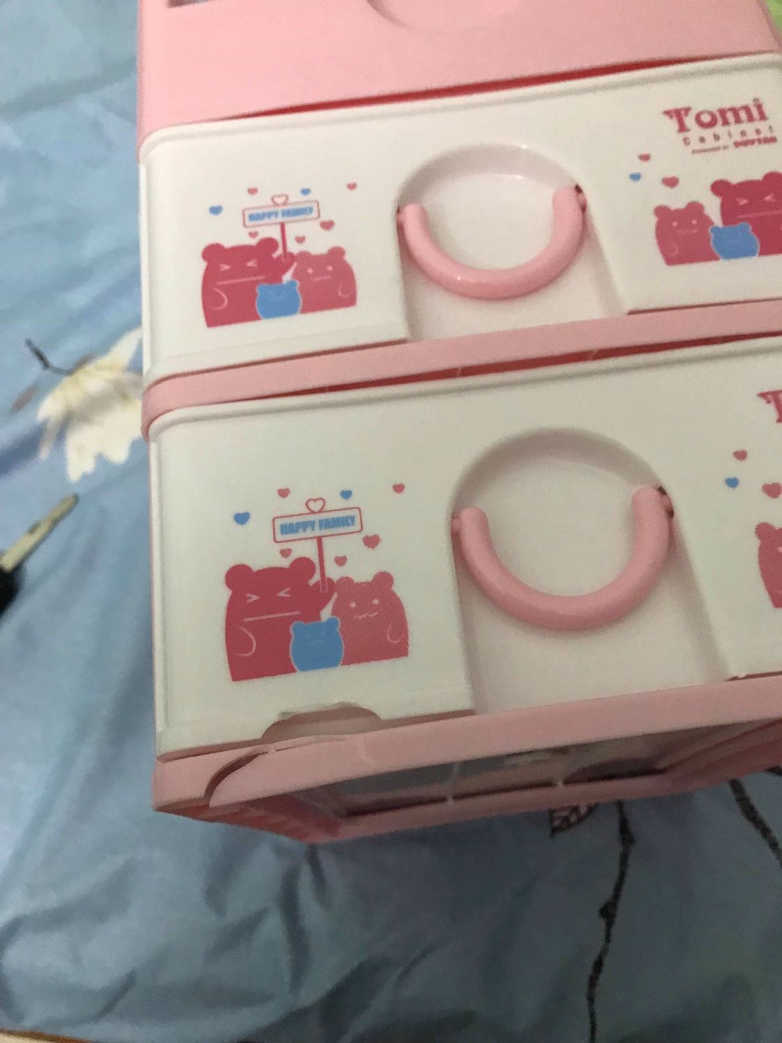 Sản phầm mới nhận đã phát hiện bể, không có mảnh bể trong bao gói thì chắn chắn bể trước ở kho, vậy mà còn giao cho khách! Đề nghị tiki xem lại!