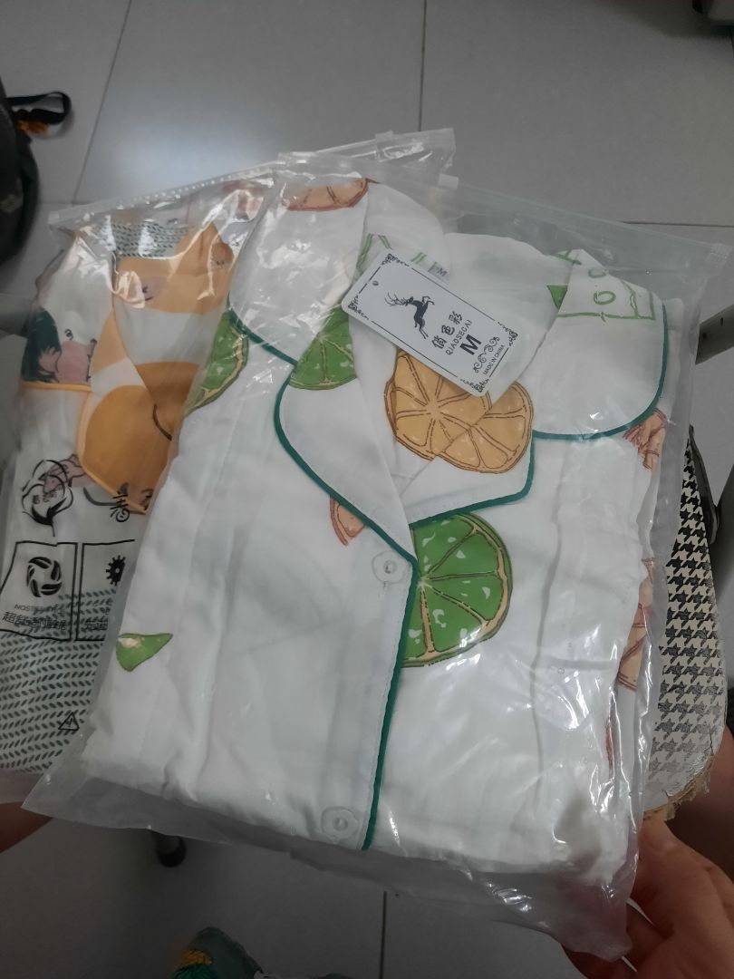 mặc vào xấu, to quá, quần dài quá, nhìn ko long lanh như ảnh shop mặc vào xấu, to quá, quần dài quá, nhìn ko long lanh như ảnh shop