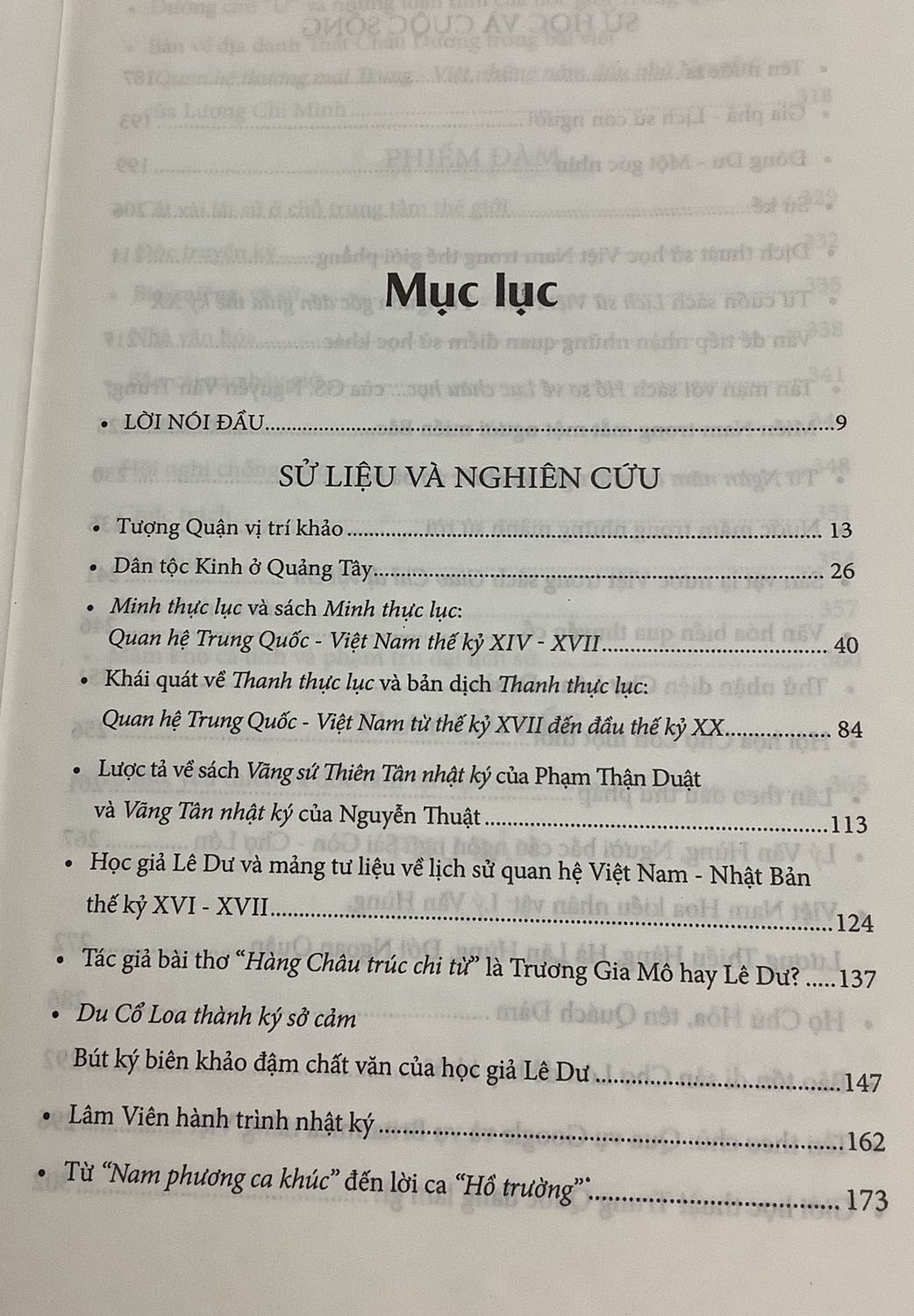 Nội dung sách có nhiều điểm đáng chú ý, khá lạ với những người không chuyển về lịch sử nhưng đã có một vốn nhất định về lịch sử. Sách có vẻ được viết theo lối tư duy của trí thức miền Nam nên khá dễ hiểu, ko quá nặng tính hàn lâm như sách của trí thức miền Bắc và miền Trung viết.
Giao hàng đúng hạn. Chất lượng in và bookcare không có gì đáng phàn nàn.