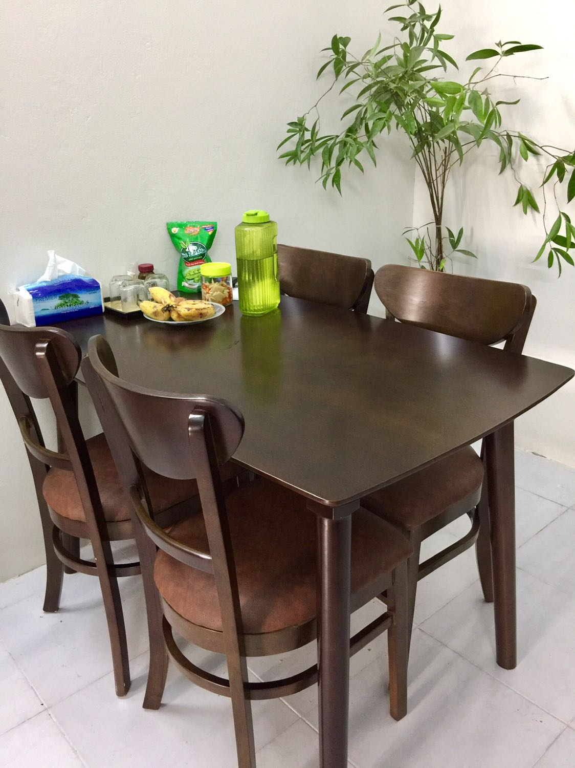 Bộ này tiệm chỗ mình bán 2,4 triệu, đắt hơn nhiều so với shop. Đóng gói kỹ càng, chất lượng rất ổn so với tầm giá. Kiểu ghế có khác biệt nhỏ so với ảnh mẫu, định đổi trả nhưng chất lượng tốt nên để dùng.