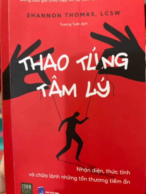 Trước tiên mình thấy rằng tựa đề tiếng Việt của cuốn sách dễ làm người tìm đọc hiểu nhầm về nội dung chính của sách. Trong khi tên gốc là “Healing from hidden abuse” thì tên tiếng Việt đã chuyển phần “healing” thành 2 dòng khá bé và không nổi bật ở góc dưới bìa.

Tác giả thường xuyên dùng những hình ảnh so sánh, ẩn dụ khá hoa mĩ. Nội dung trong sách không mới mẻ và mình đã kỳ vọng có các case hoặc kết quả nghiên cứu cụ thể hơn là chỉ đưa ra lý thuyết như thế này. 

Một số nội dung trong sách mà mình thấy hữu dụng là các dạng lạm dụng tâm lý (gaslighting, flying monkeys, củng cố gián đoạn, các giai đoạn lý tưởng hoá, hạ thấp giá trị, loại bỏ…) và 6 giai đoạn của quá trình phục hồi. 

Khi đọc quyển sách, người đọc có thể có những liên tưởng và đối chiếu tới chính những mối liên hệ của mình, tìm thấy những sự tương đồng trong cách đối xử của người khác với mình và ngược lại - của chính mình với người khác.