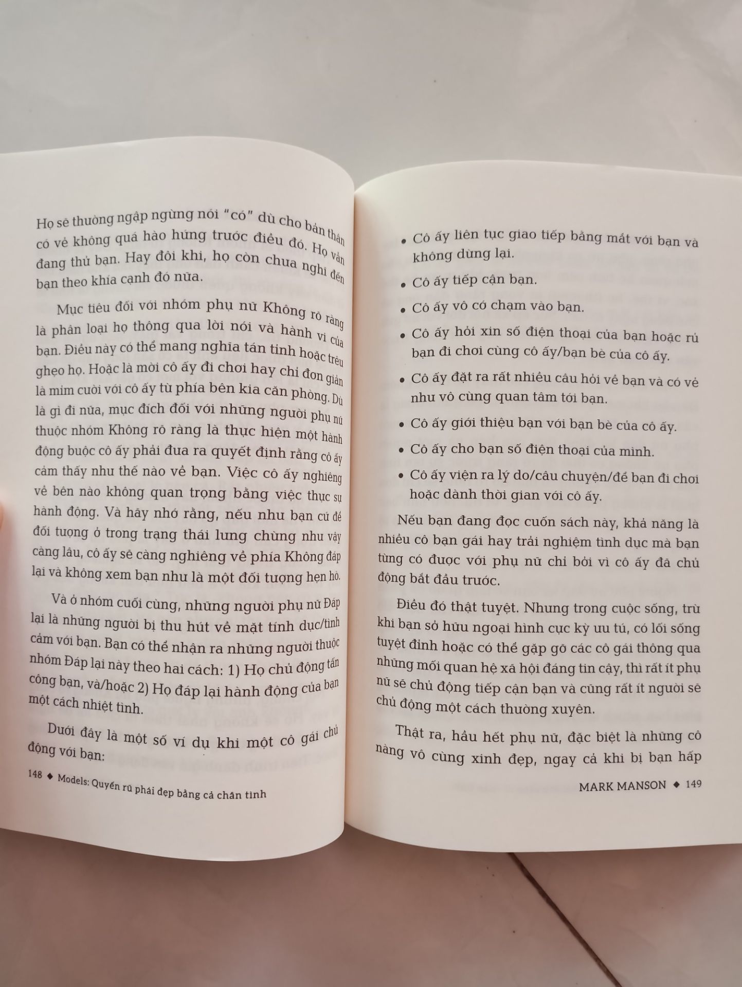 Mặc dù là nữ nhưng mà đọc rất thú vị. Kiểu xem cánh đàn ông các anh nghĩ gì về chị e phụ nữ chúng tôi ý. ? Và đương nhiên yêu đương là chuyện của cả nam và nữ. Và thật bất ngờ là anh Mark rất hiểu về phái yếu chúng tôi đấy. Các anh nên đọc chúng và đừng hành động một cách *** ngốc như những người bạn với chúng tôi làm gì.