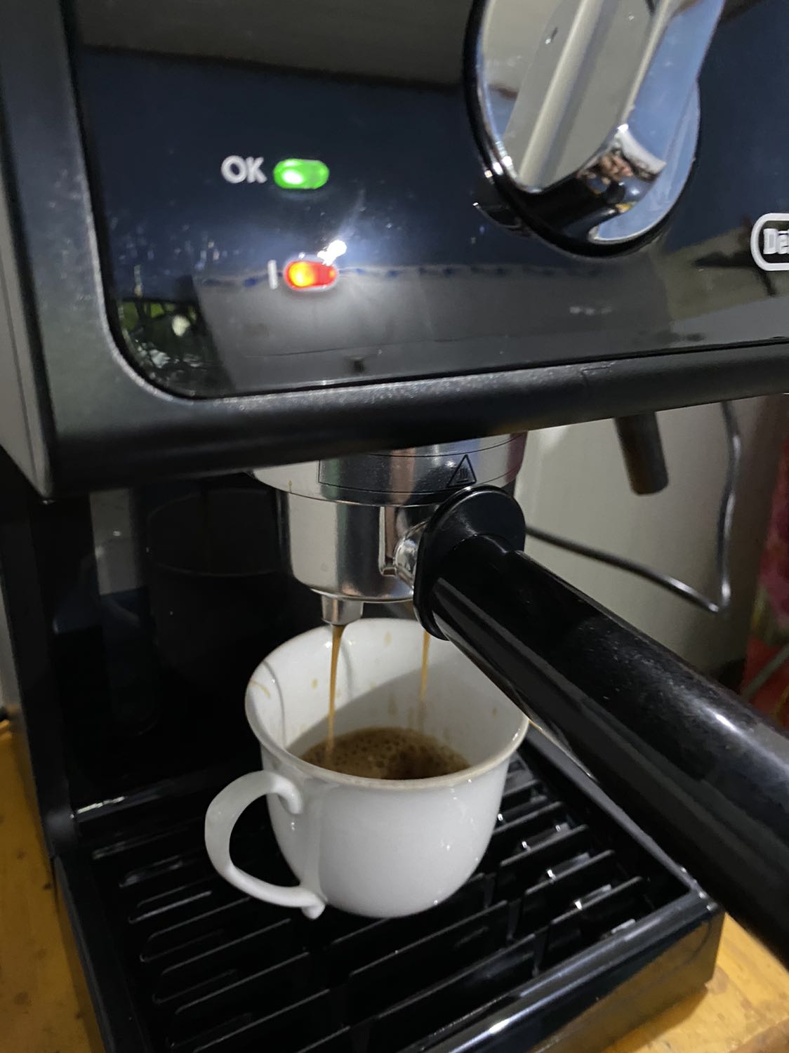 Tiki giao hàng nhanh chỉ sau 1 ngày đặt. Hàng tiki trading thì quá yên tâm. Hàng nguyên hộp, phụ kiện đầy đủ, trước khi quyết định mua mình tham khảo và đắn đo rất nhiều. Một số bạn phản ánh tay cầm ko đc thẳng, cũng hơi lo, nhưng máy mình mua thì ok hết. Máy pha cfe chất như ngoài quán mình hay uống có máy pha cỡ bự. Chất lượng cà phê phụ thuộc nhiều vào mức độ cà phê rang, loại cà phê, độ mịn ... 
Độ bền thì để thời gian chứng minh vậy, hy vọng thương hiệu của Ý ko làm mình thất vọng. :)