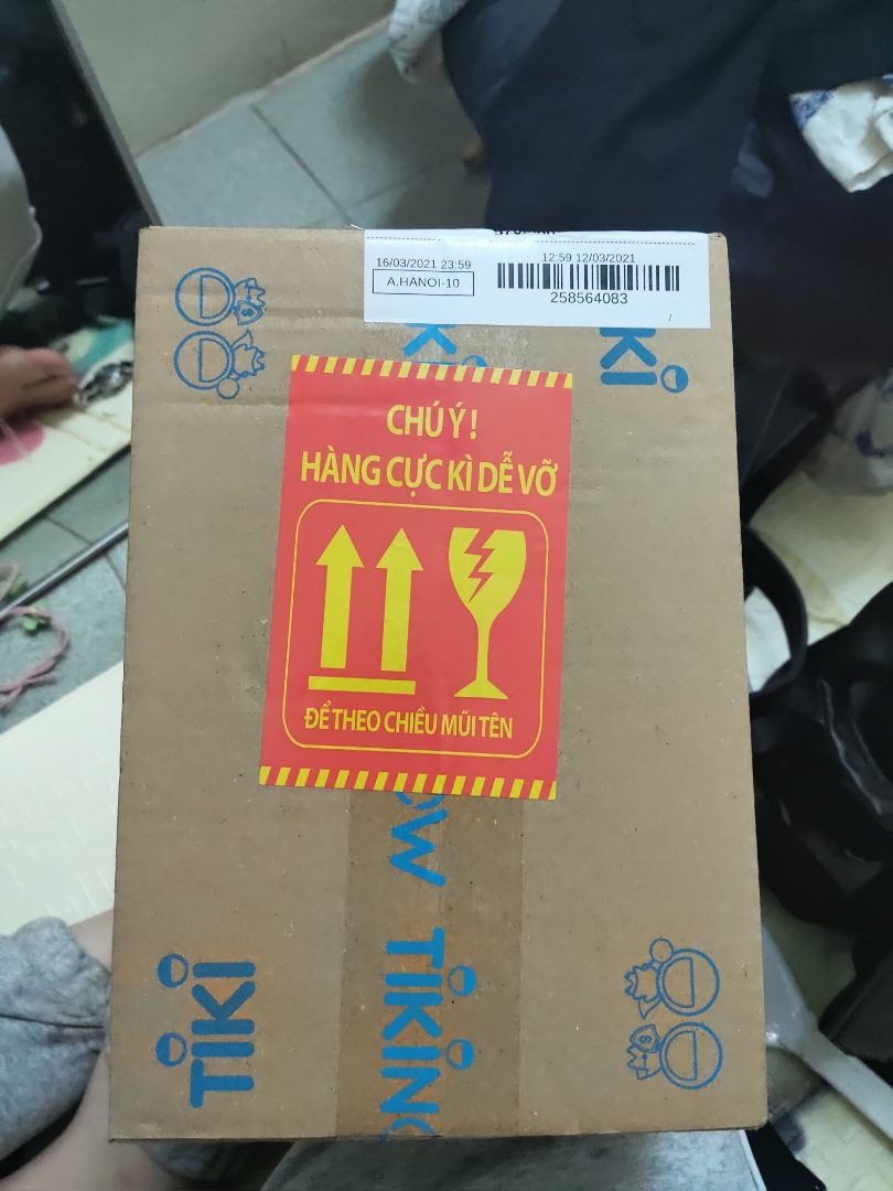 đóng gói cẩn thận. tặng chai srm thì có gạt nhựa ở đầu vòi và thêm chiếc băng dính cố định rất ưng, còn kem chống nắng thám nhanh, dạng sữa rất oke. đắt sắt miếng, lần đầu mình mua hàng trên tiki mà đã thấy ổn.