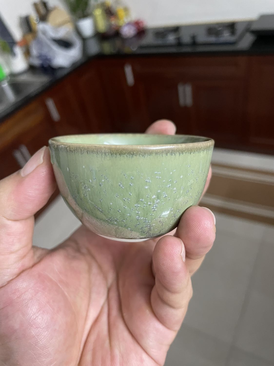 Nói chung là khá hài lòng với sản phẩm, các chén trà tròn đều, không lỗi, màu sắc như hình mô tả, mỗi tội các chấm bạc lên màu không ưng ý lắm (ý kiến cá nhân), tuy nhiên nhìn chung là đẹp.
Giao hàng khá nhanh, đóng gói cẩn thận nên không sứt mẻ gì. 5 sao!!!