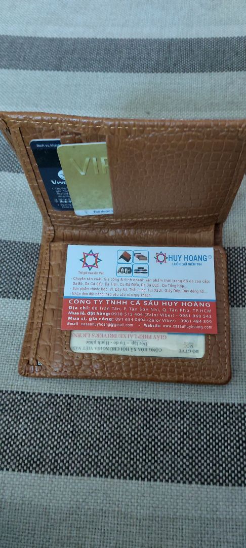 Giao hàng nhanh. Đóng gói đẹp. Có cả thẻ bảo hành.Có vẻ bền ,đẹp ,chắc chắn nhưng Ví cứng quá, rất khó dùng.Mềm chút sẽ rất tuyệt vời.