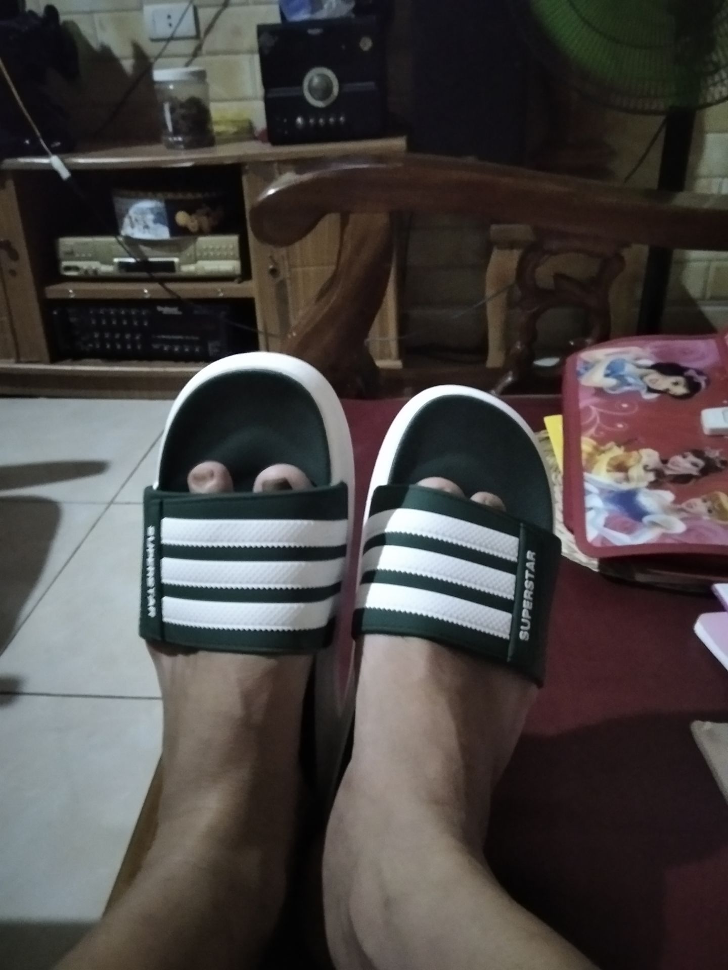 dép rẻ chất lượng Cao... thực tế đi rất êm chân ... quan trọng là . mẫu mã như trong hình... chỉ trách sôp là . mua đôi đầu giao nhầm sizes nhưg sôp gửi đơn sau đã phu hợp... cảm ơn sôp và tiky sẽ ủng hộ tiki nhiều nhiều ít nhất là đến khi nào tiki hết uy tín làm ăn kiểu "***" thì ngừng hợp tác..