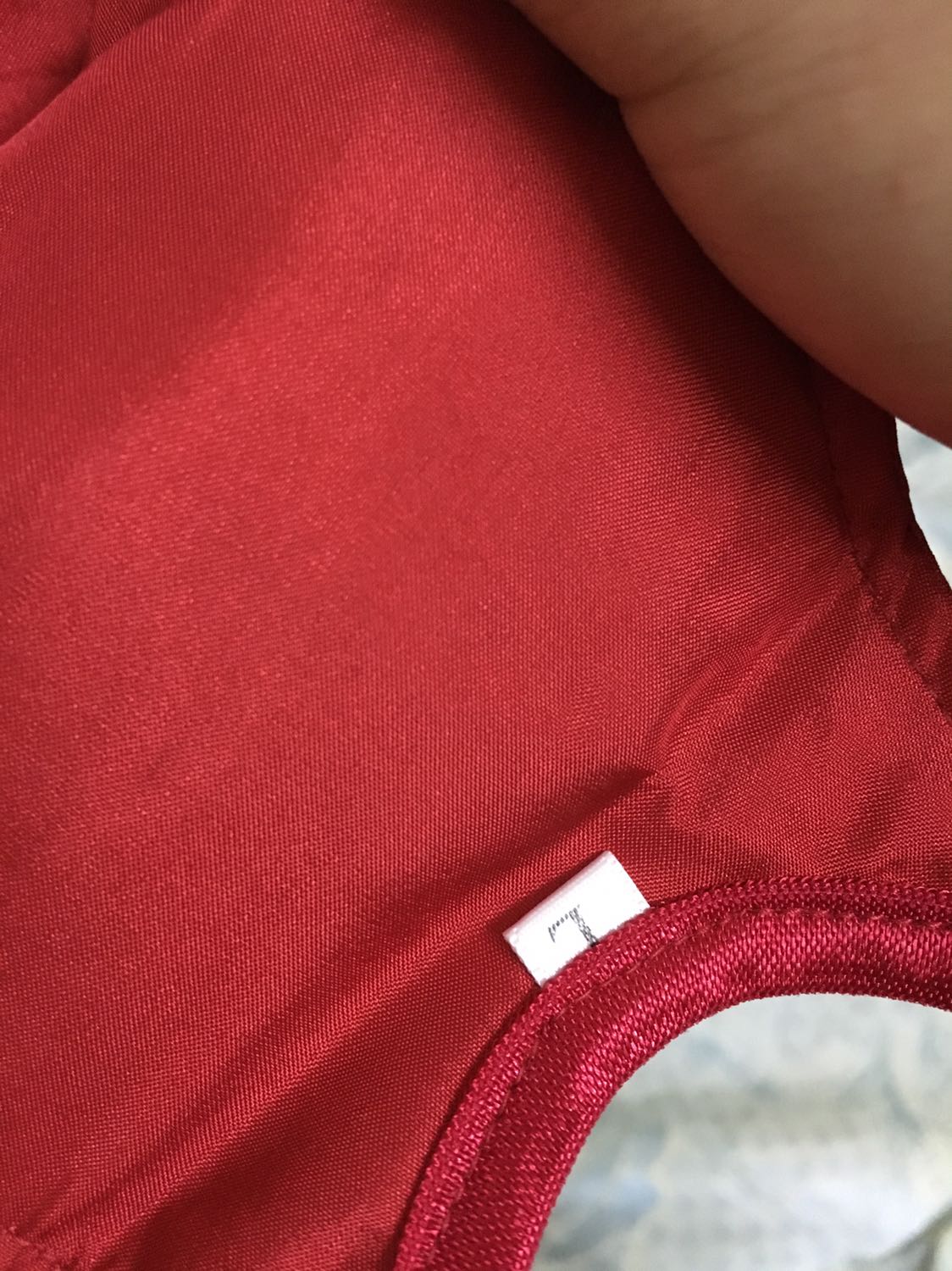 Nói chung cảm nhận ban đầu khá. Chất lụa công nghiệp thôi nhưng cũng mịn nhẹ. Trong hình của shop là đỏ tươi nhưng đến tay thì giống đỏ mận nhiều hơn, nhưng chụp ảnh dưới bóng huỳnh quang để viết review này nó lại ra ảnh đỏ tươi. Nói chung chất lượng ổn, màu sắc cũng chẳng phải vấn đề to lớn lắm. Chờ dùng một thời gian mình sẽ viết review bổ sung