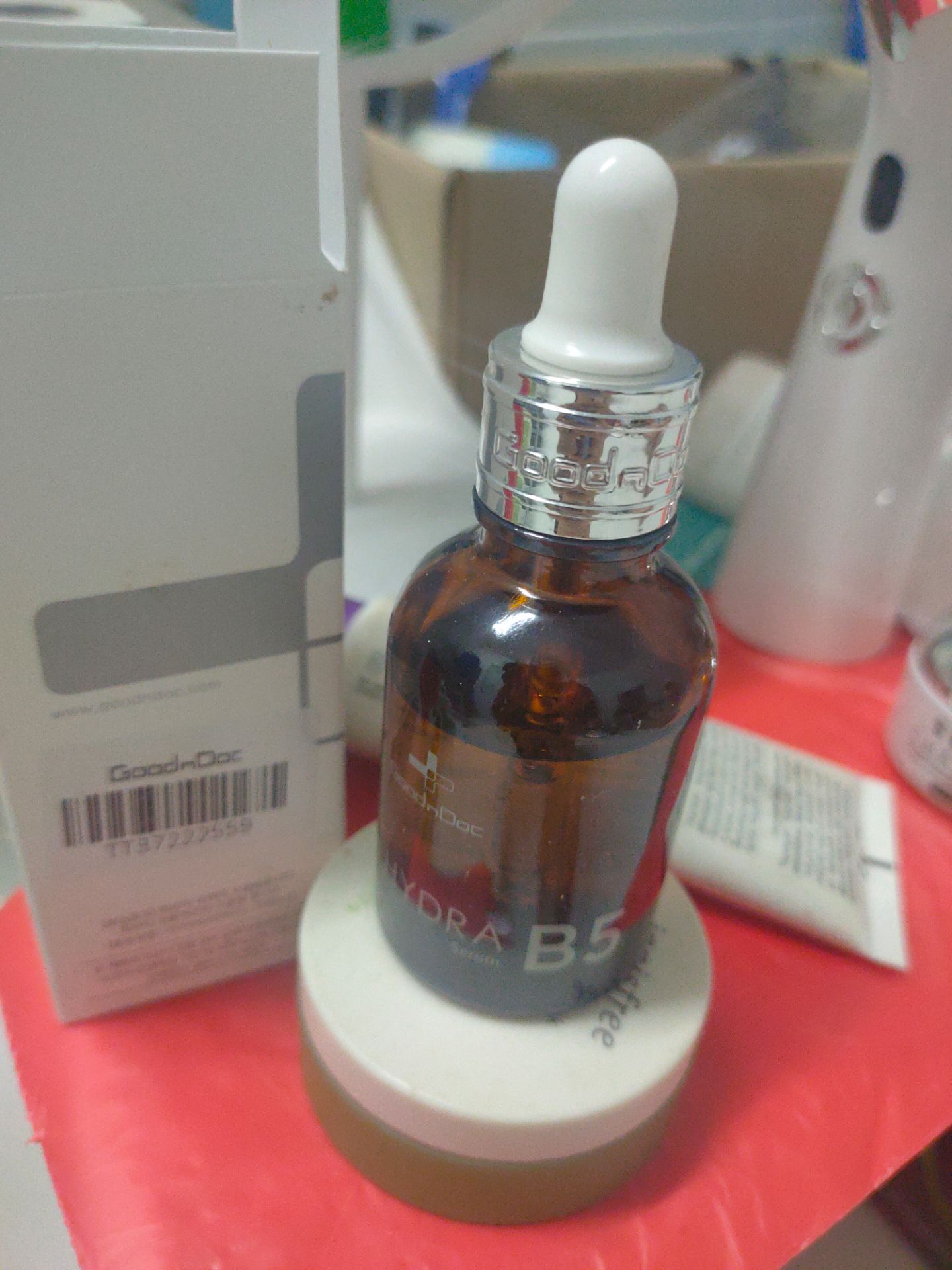 serum an toàn dịu nhẹ, không gây kích ứng, dưỡng ẩm nhẹ hợp với bạn nào da dầu á. Mình ở SG nên dùng serum này rất hạp, kiểu rửa mặt xong apply lên da ko bị khô mà lại ko hề nặng mặt, xài như ko xài z á. Dùng vài ngày thấy da mịn mướt hơn chút, nhưng mà nếu ai ở vùng lạnh thì em này ko đủ ẩm.