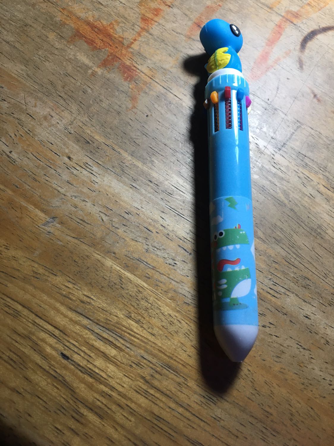 Đầu tiên là cây bút viết được, các màu có mực cả. Em khủng long có mùi thơm dễ chịu.