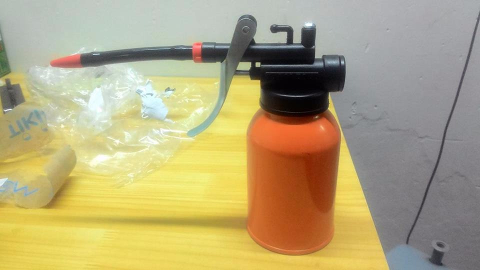 Hơi khác mô tả nhưng rất tốt:
- Bình cao hơn mô tả, có thể chứa nhiều khoảng gấp đôi.
- Nắp nhựa đen chứ không phải nhôm như mô tả, nhưng nhựa tốt và rất chắc chắn.
- Chỉ có 1 vòi nhựa dẻo chứ không có thêm vòi njhôm như hình mô tả.

Tóm lại là hài lòng hơn kỳ vọng.