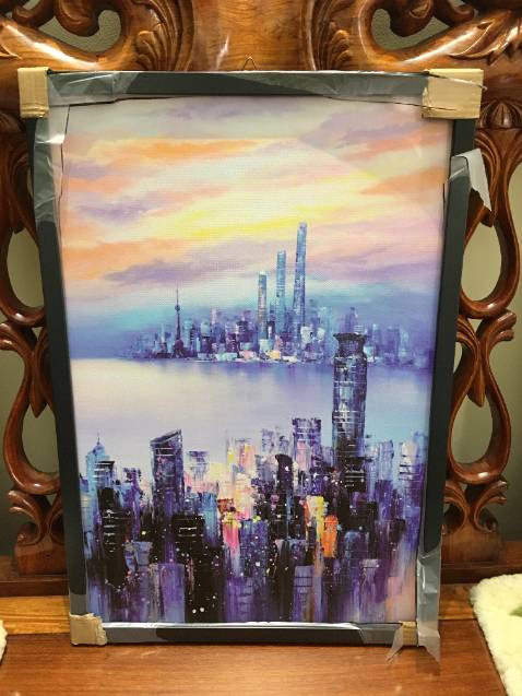 Giao hàng khá nhanh. Mình không ngờ tranh lại to và đẹp như vậy luôn á. Đóng gói cẩn thận, không bị rách tranh hay méo khung gì. Sẽ mua ủng hộ shop dài dài luôn, tranh rẻ mà chất lượng quá.