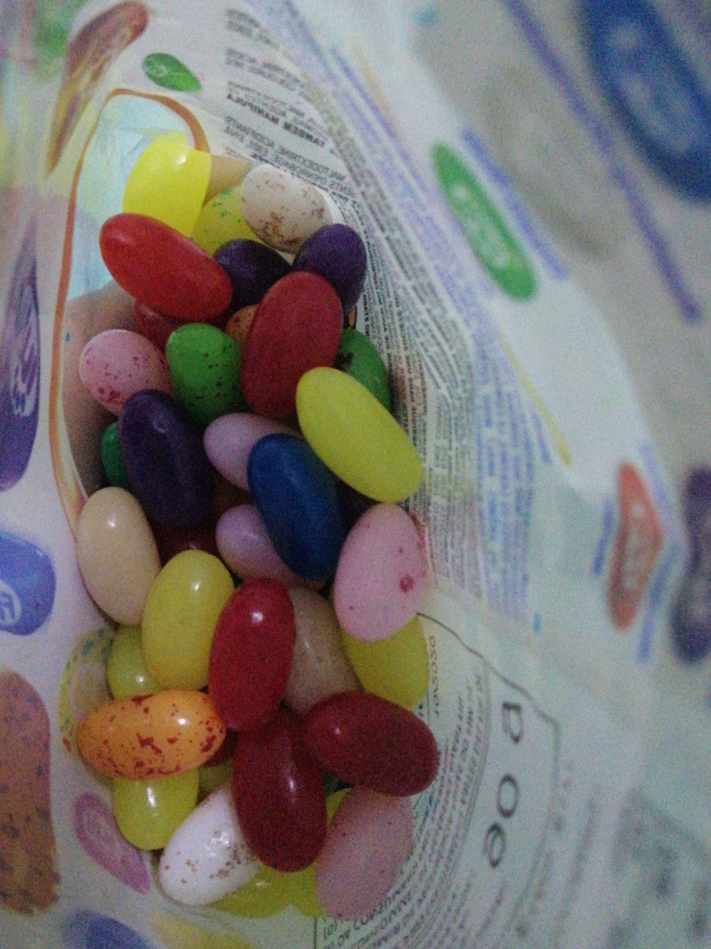 Có mùi thơm, mỗi viên có vị khác nhau nên tùy cái vừa miệng cái thì không. Nói ngon thì mình thấy chưa tới nhưng cũng chấp nhận được =]]]]]