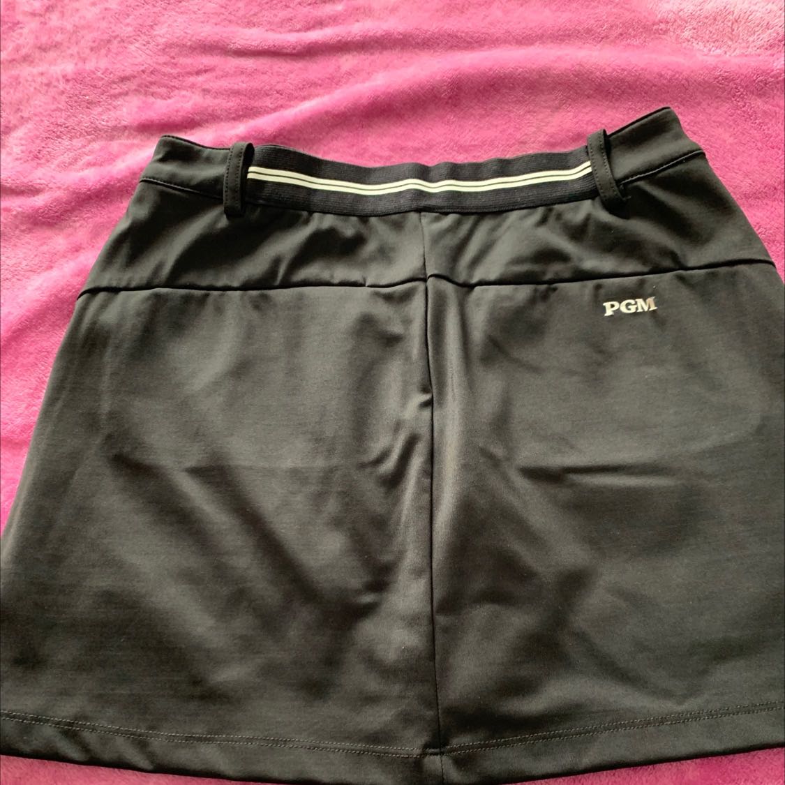 Vải mềm, dày, mịn.
Rất ưng.
Dù nhăn, nhưng không ủi được nha mọi người, mình quất cái bàn ủi vào nhẹ nhẹ thôi mà chảy vải 1 tí rồi đấy