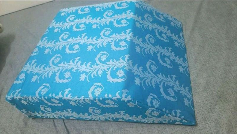 Gối kê chân thoải mái không chiếm nhiều diện tích giường mà giá tiền rất đáng