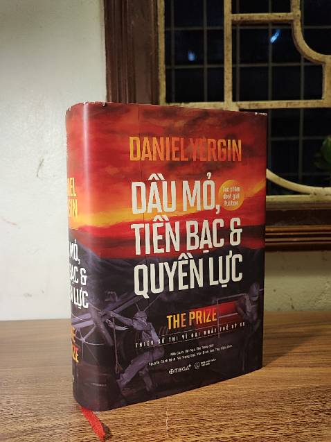 QUÁ SỬNG SỐT KHI ĐỌC CUỐN SÁCH NÀY
Thông tin phải đặt trong bối cảnh thì mới trở thành tri thức, mình đồng ý với quan điểm đó của Neil Postman. Hàng ngày chúng ta tiếp nhận vô số thông tin nhưng những mảnh đứt đoạn đó khó có thể tạo nên tri thức. Đó là lý do vì sao mình thích thú với việc đọc những cuốn sách tập trung chuyên sâu cho 1 chủ đề, 1 đối tượng. The Prize là một cuốn sách như thế. Hơn 1200 trang của cuốn sách không gì khác ngoài dầu mỏ và những vấn đề liên quan trực tiếp đến dầu mỏ.
The Prize hấp dẫn từ những trang đầu tiên. Một câu chuyện không thể lôi cuốn hơn từ khi dầu mỏ được tìm thấy và được kỳ vọng sẽ trở thành một nguồn sáng thay thế mới, rồi trở thành động lực cho phát triển công nghiệp, trở thành nhiên liệu cho chiến tranh, cho hợp tác. Dầu mỏ trở thành yếu tố trung tâm của những chiến lược tranh đua giữa người với người, giữa công ty với công ty, giữa quốc gia với quốc gia, khu vực với khu vực, châu lục với châu lục. Mọi mối quan hệ chính trị, quân sự, kinh tế của thế kỷ XX gần như đều liên quan đến dầu mỏ.
Dầu mỏ tạo nên sự giàu có, uy quyền của nhiều cái tên nhưng cũng chính dầu mỏ gây nên sự phá sản, khánh kiệt, sự coi thường của người đời. Dầu mỏ tạo nên hào quang rực rỡ của thịnh vượng nhưng cũng nung nóng lò lửa của sự hỗn loạn. Dường như trong những cuộc theo đuổi với dầu mỏ luôn tồn tại một quy luật nhân quả khắc nghiệt không thể tránh khỏi cho dù đó là câu chuyện của một con người hay quốc gia. Mỗi một quyết định về dầu mỏ đều dẫn đến được mất và là khởi đầu cho những chuyển biến lớn tiếp theo.
Không thể ngờ có một công trình sử học kỳ công như The Prize. Dường như mọi khía cạnh liên quan đến dầu mỏ thế kỷ XX đều được đề cập đến một cách thật chi tiết. Được mệnh danh là "thiên sử thi vĩ đại nhất thế kỷ XX", cuốn sách là một sự tường thuật thuần túy nhưng được truyền tải qua lối viết lôi cuốn. Một điểm đặc biết khiến cho cuốn sách càng phổ biến hơn là dường như tác giả viết cho mọi người đều có thể đọc. Sách gần như không có chú thích, một trong những nguyên nhân khiến cho sách về lịch sử khó đọc là  sự xuất hiện dày đặc của chú thích làm phân tâm dòng suy tưởng khi đọc. Ngôn từ được sử dụng đơn giản, ngữ pháp đơn thuần. Cuốn sách không khác gì hơn là một cuốn tiểu thuyết lịch sử (hơn là một công trình tư liệu) nếu chỉ xét về lối viết.
Tuy vậy The Prize thể hiện sự công tâm của tác giả khi gần như không đưa ra phân tích hay bình luận mang khía cạnh cá nhân. Tự quan hệ nhân quả xuyên suốt hành trình thời gian là lời bình luận thay vì những đánh giá chủ quan.
Đã đọc qua 1 số sách lịch sử nhưng mình thực sự nghĩ đây là một cuốn sách về lịch sử đồ sộ nhất nhưng cũng lôi cuốn nhất. Có một số phần mình không thể bỏ xuống giữa chừng được. Đó cụ thể là phần về dầu mỏ trong thế chiến thứ II. Cuộc tranh bá giữa các phe, giữa các nước, quyết định chiến lược của những con người, những trận đánh lịch sử. Tất cả như một bộ phim truyền hình về chiến tranh hấp dẫn từng giây phút. Hay ở phần về các quốc gia Trung Đông giai đoạn đầu tiên khai thác dầu mỏ cũng kịch tính với những nước đi đàm phán ngoại giao.
The Prize được xuất bản năm 1992, đã trở thành một trong những tác phẩm phi hư cấu đồ sộ và được đánh giá cao nhất cho đến bây giờ. Ban đầu mình có vẻ ngán khi nghĩ về một cuốn sách lịch sử về dầu mỏ (nghe có vẻ khá khô khan) nhưng thực sự đã bị thuyết phục khi đọc The Prize. Thịnh - Suy xoay chuyển qua từng trang sách lôi cuốn mình và cho mình nhiều suy ngẫm. Và khi khép lại trang cuối, mình nghĩ rằng sẽ phải đọc cuốn này nhiều hơn nữa.
Tất nhiên nếu bạn quá phân tâm sẽ khó thấy sự hấp dẫn. Sách chứa lượng lớn thông tin về sự kiện, nhân vật. Nếu bỏ qua 1 đoạn ở trước thì phần sau sẽ khiến cách bạn thấy khó nắm bắt hơn.
Kết lại, The Prize thực sự là một cuốn sách lịch sử không thể bỏ qua.