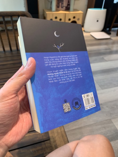 Sách đẹp, khổ vừa tay dễ cầm đọc. Nội dung là nhiều truyện ngắn của Keigo rất thú vị, những câu chuyện về con người rất Nhật, một góc nhìn khác về người Nhật, vẫn có đó những người Nhật gian xảo, vô liêm sỉ, một ông thị trưởng lố lăng, một ông hiệu trưởng bộ giáo dục mặt dày… một hệ thống cảnh sát quan liêu… Nước Nhật ko hẳn là hoàn hảo