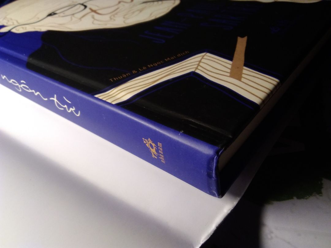 sách có dịch vụ book care nhưng không chịu care book, không có cái đee chống xóc cho sách, phía gáy sách bị cong, bìa sau sách dính keo, bìa trước có nhiều vết xước với bụi bặm. trước khi bán thì shop nên để nó sạch sẽ
giao hàng tạm được