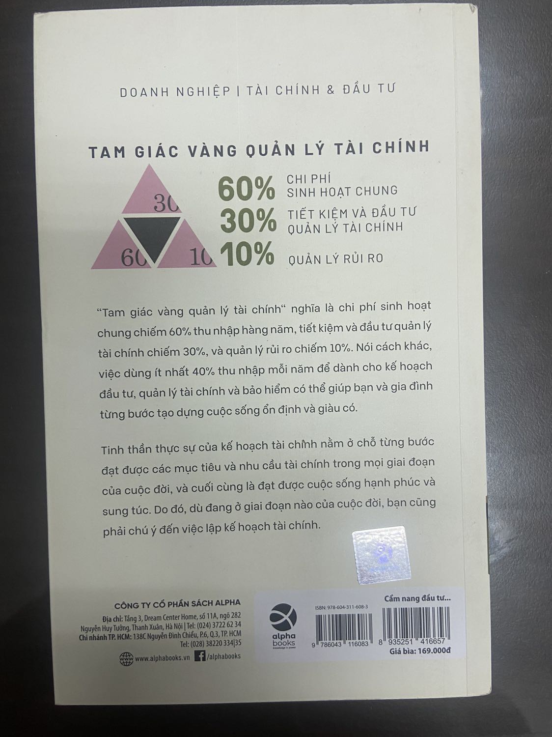 Tiki giao hàng nhanh. Về nội dung: Bên cạnh sách cha giàu cha nghèo thì cuốn này viết về tài chính cá nhân rất hay dành cho những ai không chuyên về tài chính. Cung cấp một cái nhìn tổng quát về quản lý thu - chi, lên mục tiêu và phân bổ ngân sách theo từng giai đoạn trong cuộc sống và mức độ chấp nhận rủi ro. Kiến thức rất cơ bản dễ hiểu, phần đầu tư thì hơi phức tạp liên quan đến cổ phiếu, quỹ bảo hiểm thì hơi khó đọc phải tìm hiểu chuyên sâu từng phần. Tác giả người đài loan nên có những thứ không giống ở Việt Nam, nhưng nguyên lý và bản chất thì ở đâu cũng giống nhau. Chúc mọi người coa được nhiều kiến thức bổ ích và áp dụng thành công vào cuộc sống.