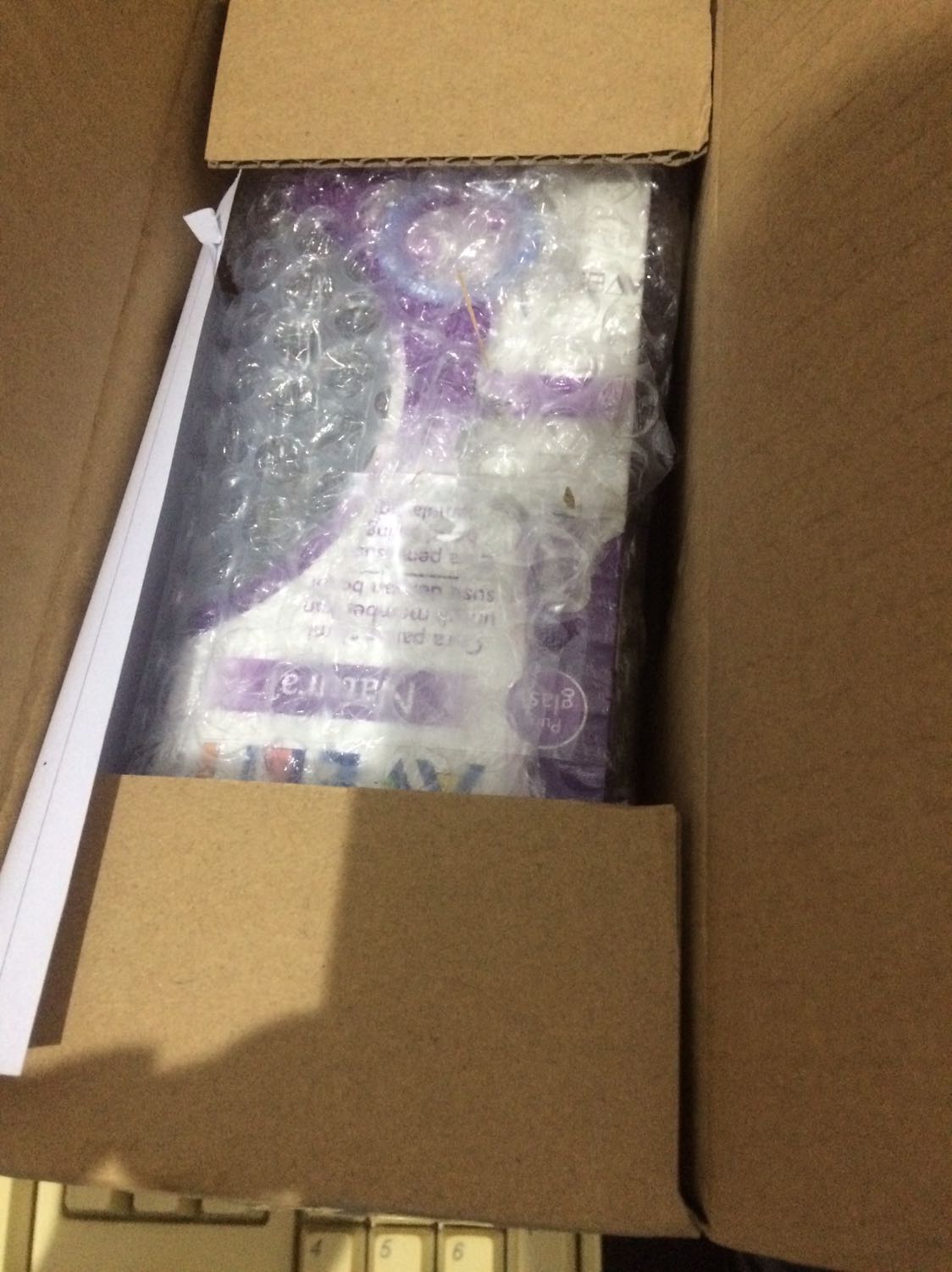 - Giao rất sớm thành ra chưa lãnh lương, phải vây ngân hàng để trả cho sịp-bơ!
- Đóng gói chắc chắn, bọc chống sốc bảo đảm an toàn!
- Bao bì, nhản mác rỏ ràng!
- Giá thành hơi rát, mua đúng giá trên bao bì không có KM hay giảm giá gì cả!
- Thuỷ tinh nhìn chắc chắn, nhưng có 1 đường ráp mí dọc theo bình, chưa ưng ý khi trên 1 sản phẩm thương hiệu như vầy mà lại có 1 khuyết điểm như vậy!
- Chưa sử dụng, sẽ quay lại đáng giá sau!
Nói chung là giá thành đi đôi với chất lượng!