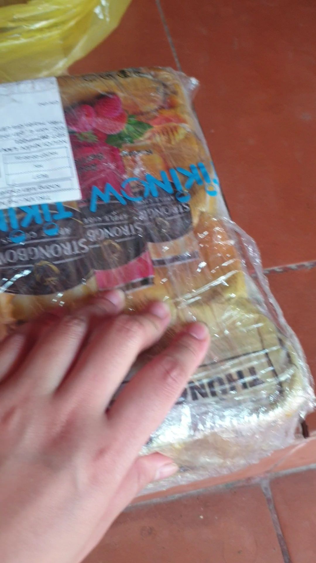 giao hàng nhanh , đặt tối hôm trc trưa hôm sau đã nhận đc , nhưng mà đóng gói vô vô cùng sơ sài , đến tay bể mất 1 *** làm ướt hết cái thùng giấy ,vô cùng ko hài lòng .Có cả clip bóc s.p nhg ko đăng lên đc