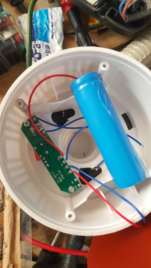 Tôi rất thất vọng về sản phẩm, không đúng mô tả như quảng cáo (ảnh như trên hình), không có cục sạc như hình quảng cáo, kích thước không đúng, số led trong bóng là 24 (quảng cáo là 42 led), đèn không còn điện, phải sạc bằng nguồn điện qua cục sạc điện riêng, một bóng không nhận sạc bằng ánh sáng do lỗi bị rời mối hàn từ tấm pin quang năng, sau khi sạc đầy 3 bóng, thắp sáng ở mức cao chỉ 1 giờ là tối mờ luôn.
  Do quy trình đổi trả quá phức tạp nên thôi không đổi trả, tóm lại các bạn cân nhắc kỹ lưỡng trước khi mua.
  Shop quá phóng đại về sản phẩm này.