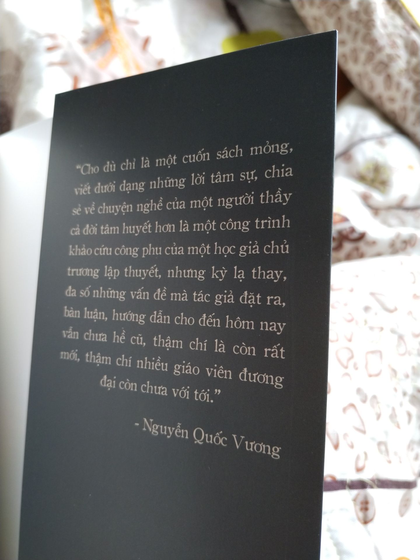 Sách mỏng, đọc nhanh, quan trọng là thực hành. Điều đáng quý nhất là tác giả đã hệ thống hóa được các vấn đề cốt lõi, nền tảng trong giáo dục con người và trình bày hợp lý, mộc mạc, dễ hiểu. Thời đại dù có khác đi, điều kiện vật chất có thay đổi, chỉ cần con người giữ được nền tảng đó thì vẫn luôn có hi vọng vào tương lai đất nước. Dù là ai, dù là người làm giáo dục hay không, cũng nên tìm đọc. Sách mỏng, đọc nhanh, quan trọng là thực hành. Điều đáng quý nhất là tác giả đã hệ thống hóa được các vấn đề cốt lõi, nền tảng trong giáo dục con người và trình bày hợp lý, mộc mạc, dễ hiểu. Thời đại dù có khác đi, điều kiện vật chất có thay đổi, chỉ cần con người giữ được nền tảng đó thì vẫn luôn có hi vọng vào tương lai đất nước. Dù là ai, dù là người làm giáo dục hay không, cũng nên tìm đọc.