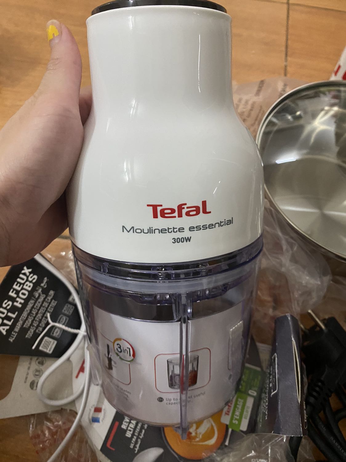 Máy rất đẹp. Đẹp từng chi tiết. Mình mua hoá đơn 3tr5 còn được tặng thêm máy xay thịt. Hàng tặng nhưng rất đẹp rất xịn mịn. Rất vui vì mua được đồ đẹp, tốt giá cả hợp lý.