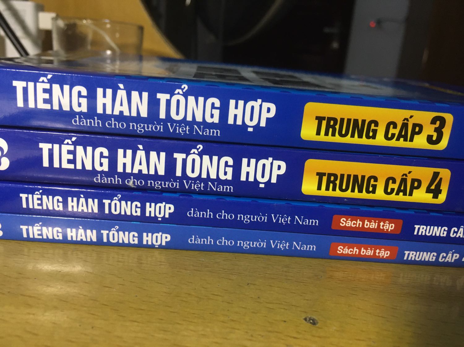 Shipper thân thiện, sách về tay rất đẹp, không móp méo. Sách tặng kèm rất chất lượng, dù là quà tặng kèm nhưng bọc kĩ, chỉnh chu