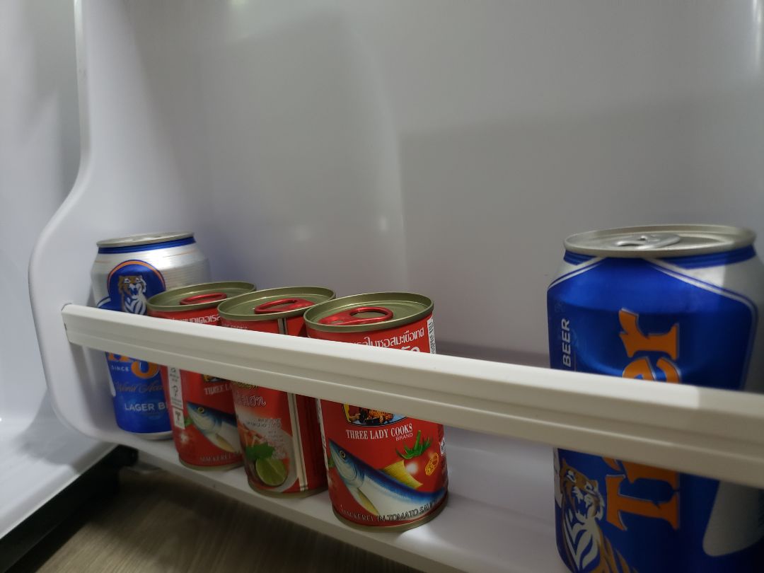 Tủ lạnh nhỏ gọn, không chiếm quá nhiều diện tích căn phòng, nhu cầu cho 1-2 người dùng là khá ổn, tủ hoạt động êm, làm đá được nhưng mất nhiều thời gian(mình để nc trong ly thủy tinh, mức lạnh ở mức độ 3 sau hơn 48h là thành đá) nên ai có nhu cầu làm đá nhiều thì nên cân nhắc. Tiki giao hàng nhanh, nhân viên giao hàng nhiệt tình.