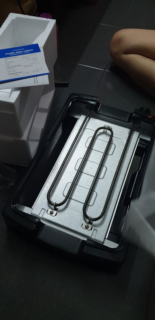 Ưng quá nên mình phải review ngay. Mặt nướng đá chống dính rất tốt, nướng khói rất ít, bếp nóng đều đủ sẽ điều chỉnh nhiệt độ giữ đồ ăn không khét, không dính vào mặt bếp. Mình ban đầu chỉ ngại công đoạn rửa, nhưng thao tác rất dễ. Chỉ cần để mặt bếp nguội, dội qua nước là mỡ và thức ăn thừa sẽ trôi hết, sau đó rửa nhẹ nhàng. Khay đựng mỡ cũng không dây bẩn ra phần dây dẫn nhiệt, rửa mặt bếp và khay mỡ xong chỉ cần lau bếp bằng khăn giấy ướt cho sạch vết mỡ bắn là được