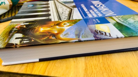 Sách từ nhà xuất bản có khác ko như bản photo giá rẻ. Chất liệu giấy trơn, bóng và in màu. Rất tốt.