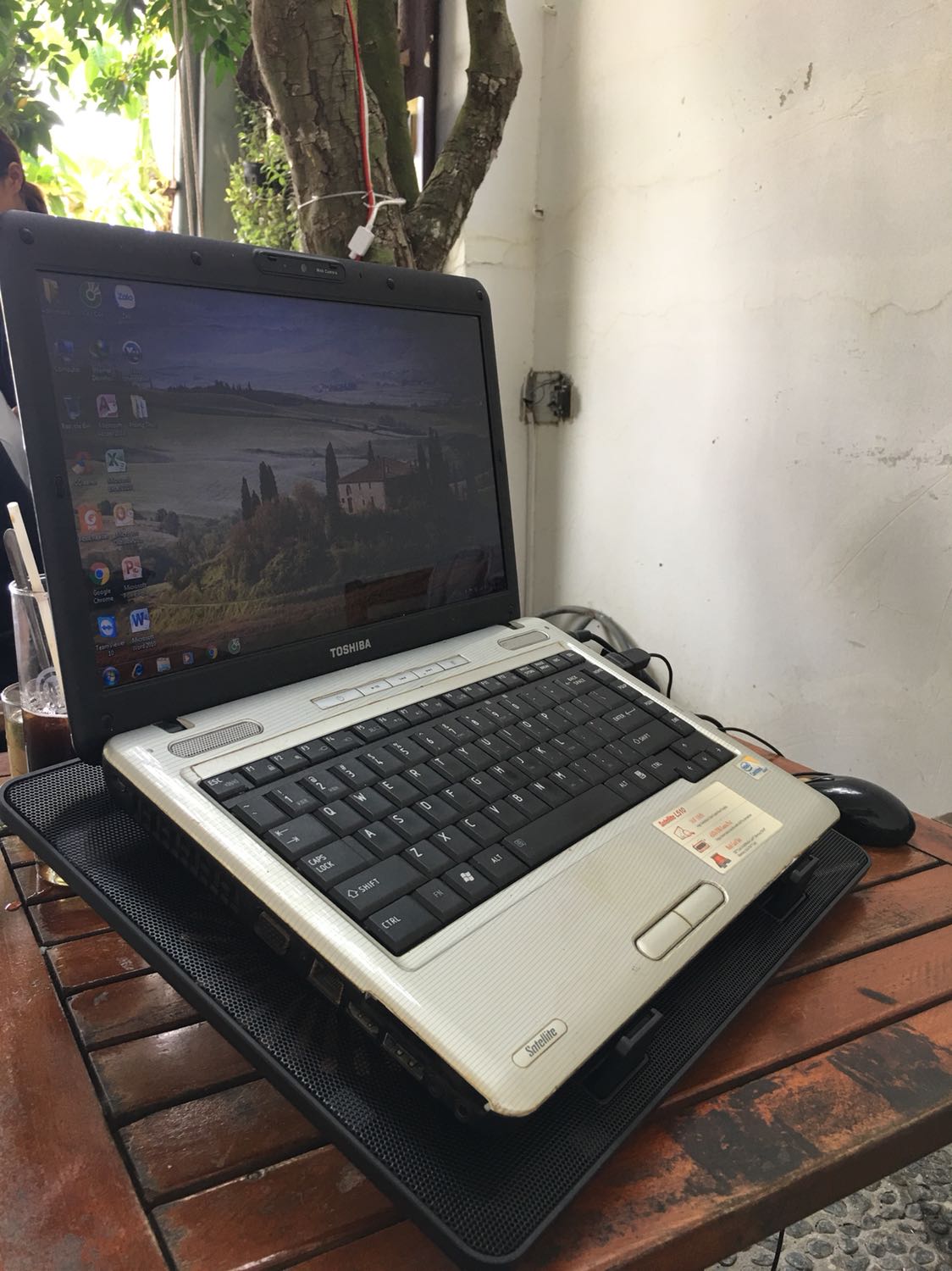 Lúc tìm hiểu rất phân vân vì thích thương hiệu Cooler Maser hơn. Nhưng sau khi mua về thì rất hài lòng. 
1. Tiki giao hàng nhanh. Đóng gói rất cẩn thận, chắc chắn. 
2. Quạt rất mát. Cảm giác mát lạnh khi đặt tay lên đế. 
3. Laptop 14” để rất rộng rãi và vững vàng. Vì đế này có thể để laptop 15,6”