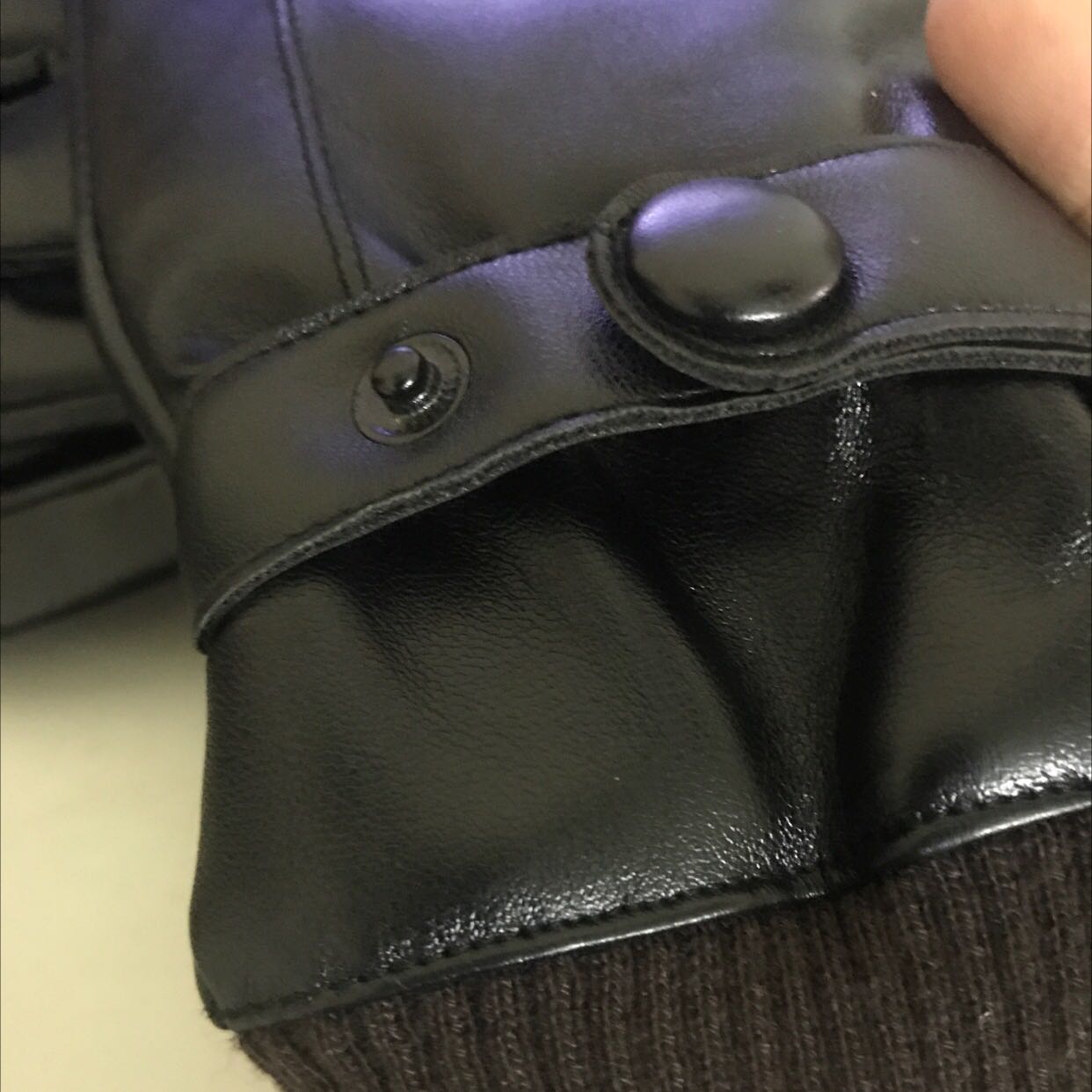 Găng tay da tốt dùng ok. Da mềm mại có lớp lót. Cảm ứng điện thoại tốt. Sản phẩm đáng mua. Ủng hộ dhop 5 sao. Cảm ơn shop.