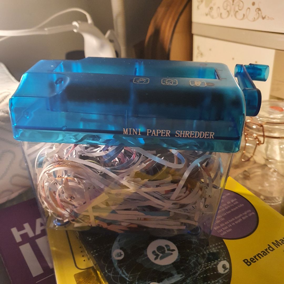 Hợp lý với nhu cầu dùng cá nhân. Khổ giấy đầu vào tối đa có lẽ chỉ là A5, với giấy A4 thì phải gấp đôi lại thì mới cho vào máy được. Gọi là máy chứ thật ra là tay quay thủ công. Nói là dao hay dụng cụ hủy giấy thì phù hợp hơn.